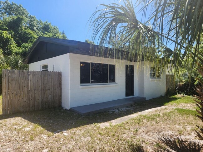Building Photo - Charming 2 bedroom 1 bathroom Holly Hill home