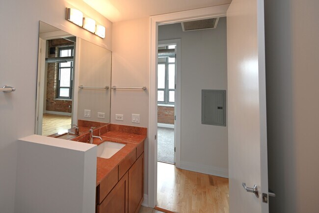 Building Photo - 770 W Gladys Ave