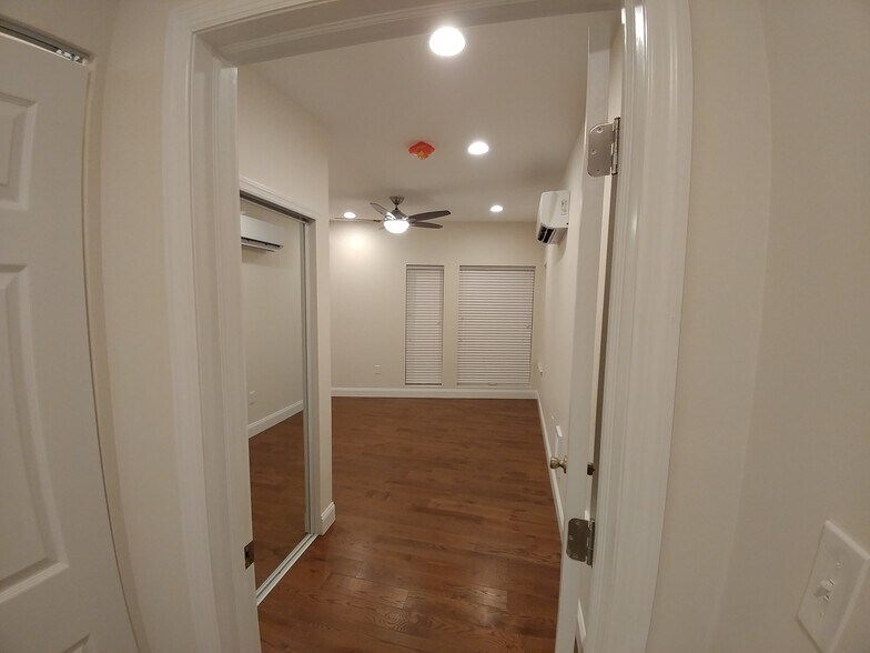 Spacious Bedroom - 520 N 15th St