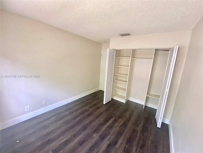 Building Photo - 837 Tanglewood Cir