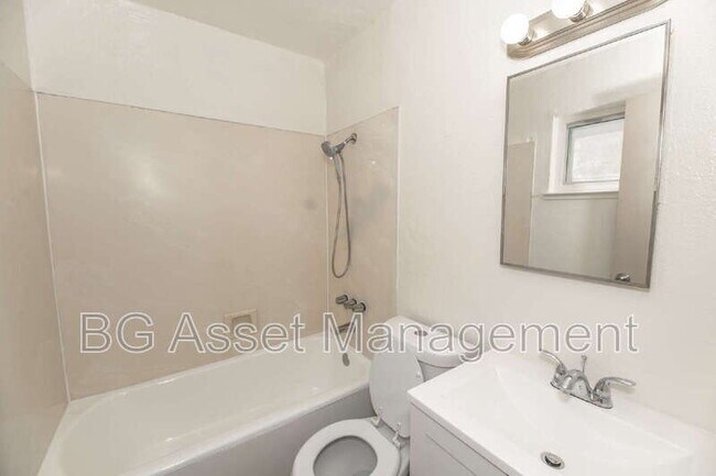Building Photo - 728 Darina Ave