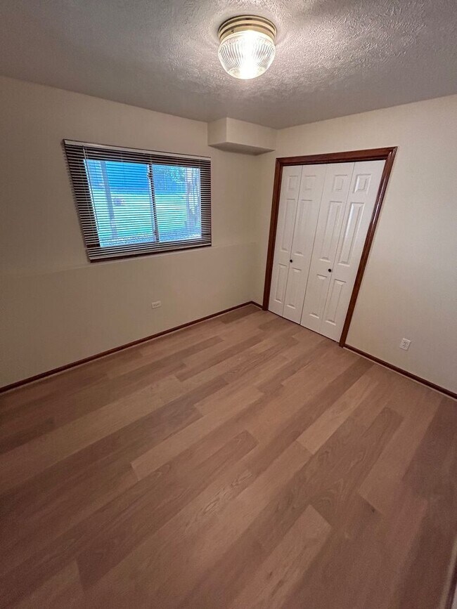 Building Photo - 963 Vos St