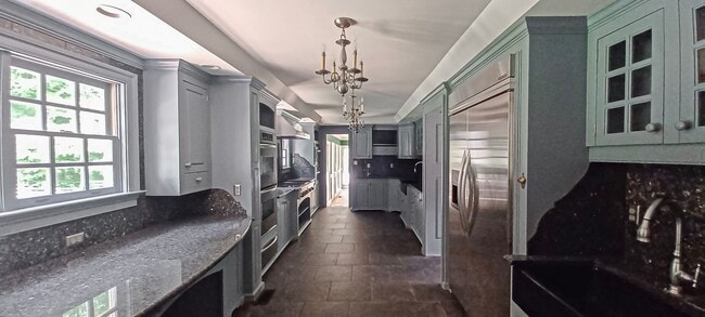 Building Photo - Oversized 4 Bedroom 3.5 Bathroom Home Situ...