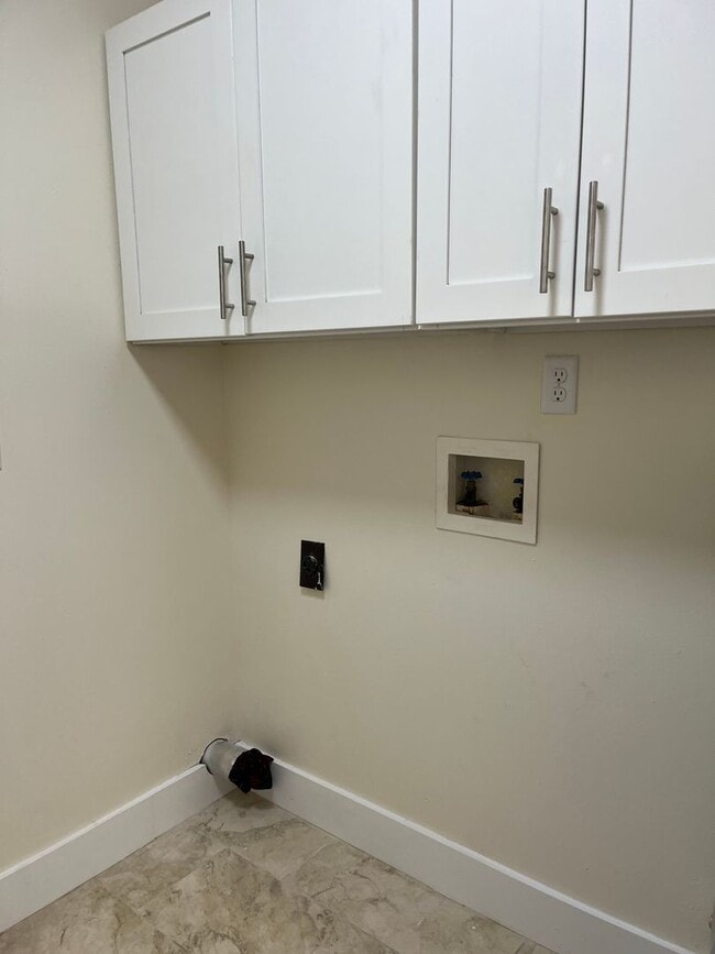 Building Photo - AVAILABLE NOW!! 2 Bed / 2 Bath Townhome in the Heart of FWB