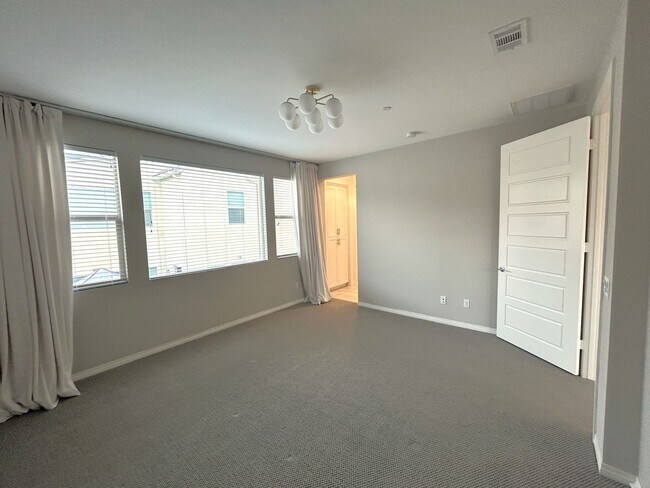 Building Photo - POWELL WAY UNIT 104 CORONA 92883  (3 BED / 2.5 BATH)