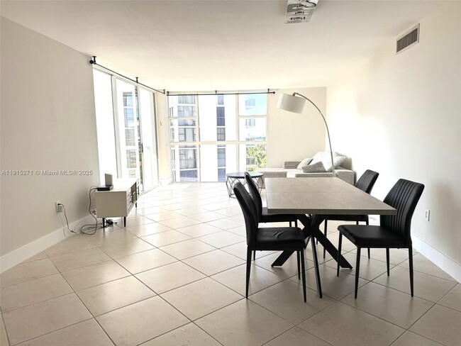 Building Photo - 3731 N Country Club Dr