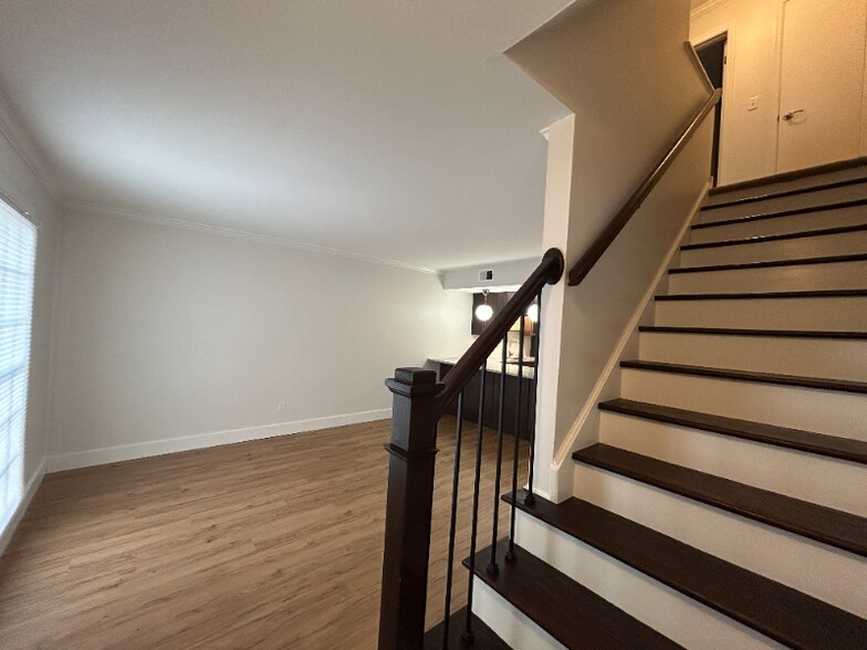 Building Photo - 3073 Colonial Way
