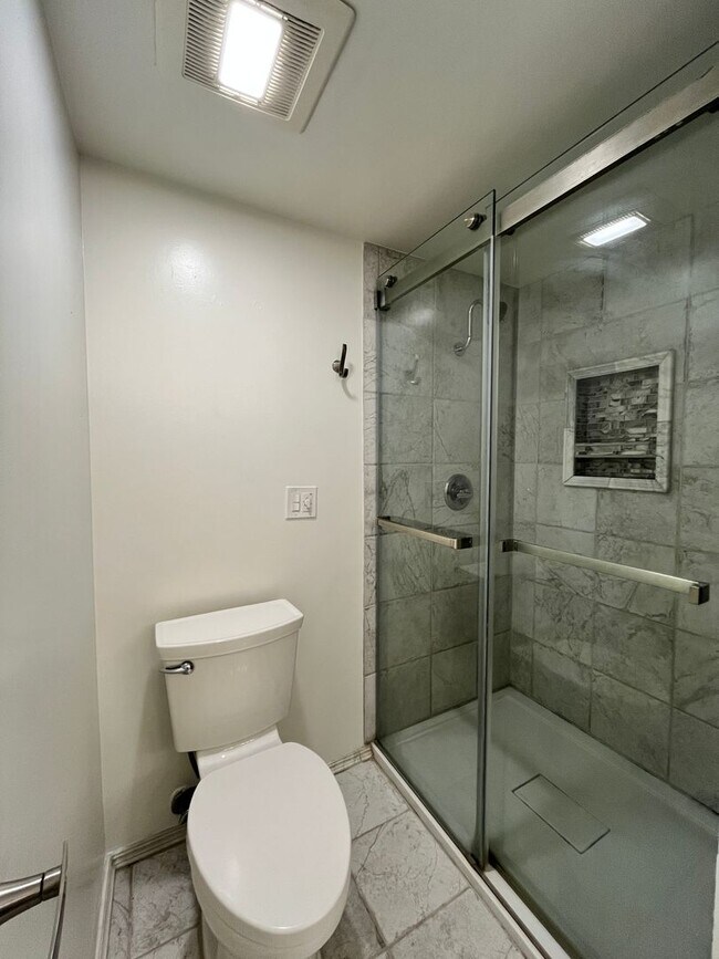 Building Photo - 1410 SE River Forest Rd