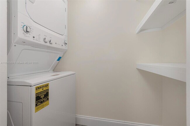 Building Photo - 3211 Sabal Palm Manor