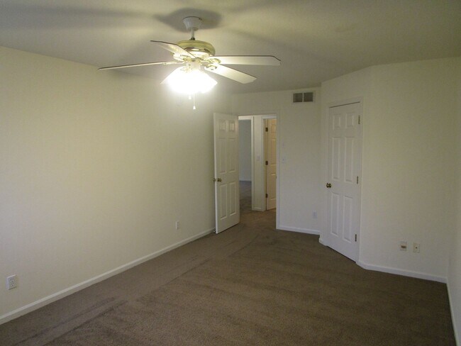 Building Photo - Huge 3 Bedroom, 2 Bath Town Home in SW Col...