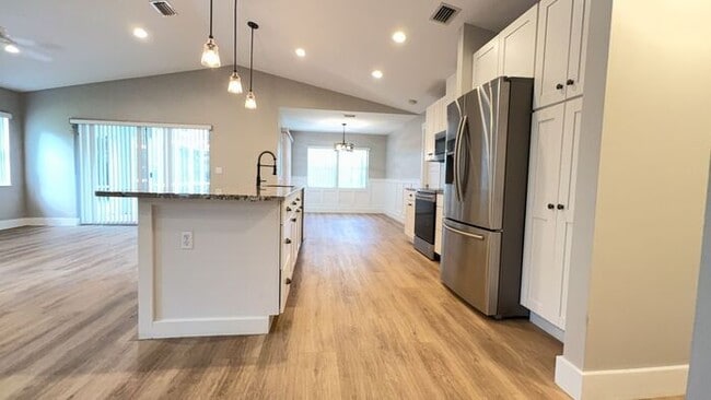 Building Photo - Open floor plan pool home