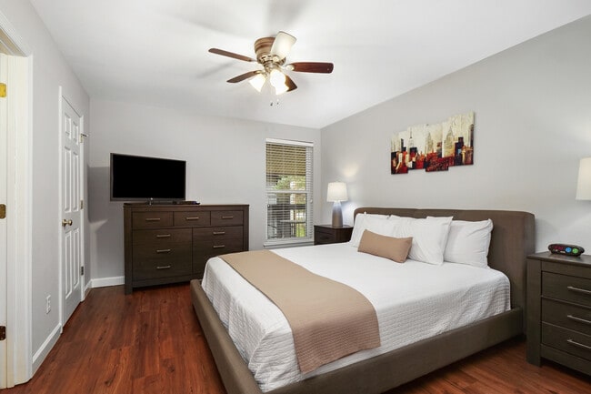 Building Photo - 1924-1969 Greenglen Dr