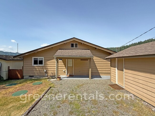 Building Photo - Waterfront Rambler on Summit Lake