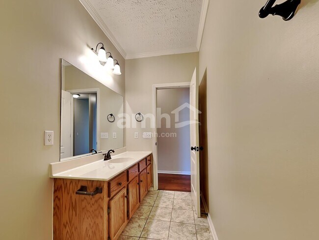 Building Photo - 210 Fox Hunt Ln
