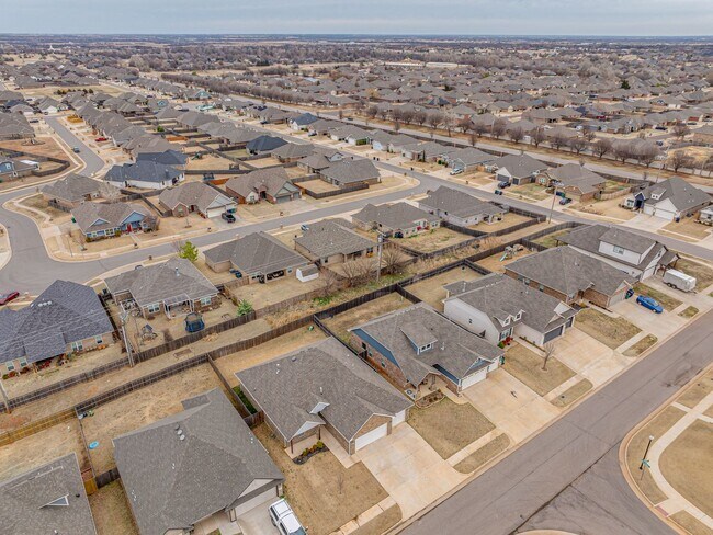 Building Photo - 4 Bedroom + Yukon Schools