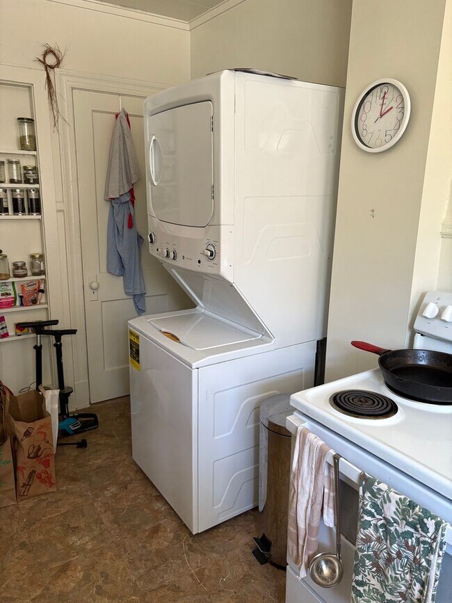 Building Photo - Georgian brick. Separate dining room. Over 1,000 square feet near 9th Street.