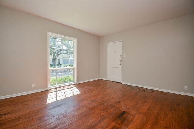 Building Photo - 2718 Wroxton Rd