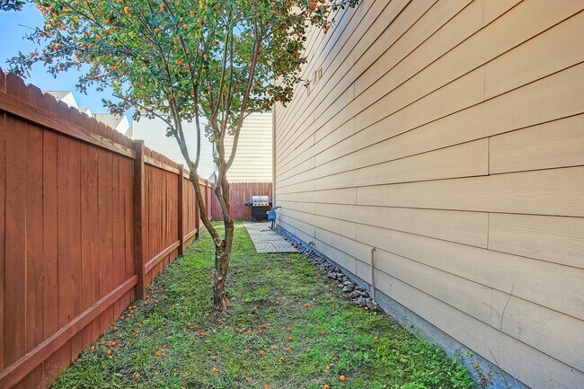 Building Photo - 1364 Studer St