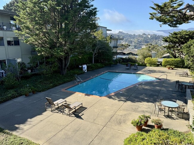 Building Photo - Top Floor Corner Unit Condo With Amazing V...