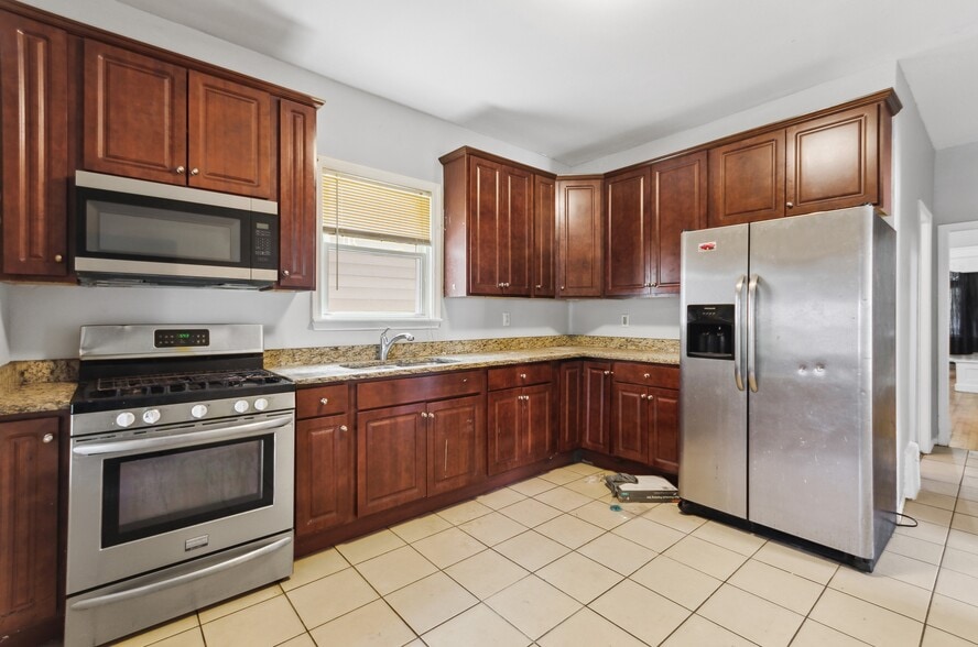 Building Photo - 10643 S Calhoun Ave