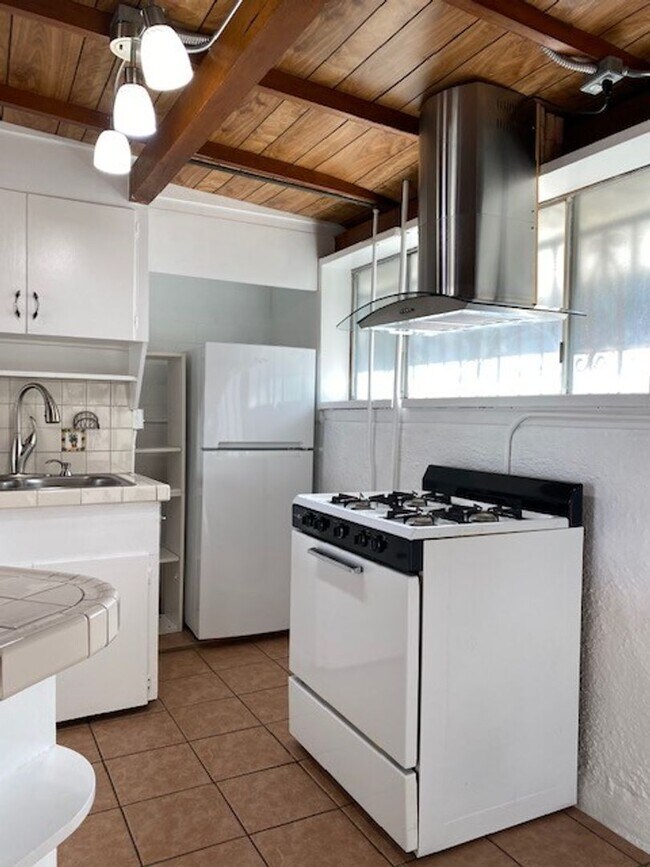 Building Photo - Vintage 1 Bedroom, 1 Bath Bungalow