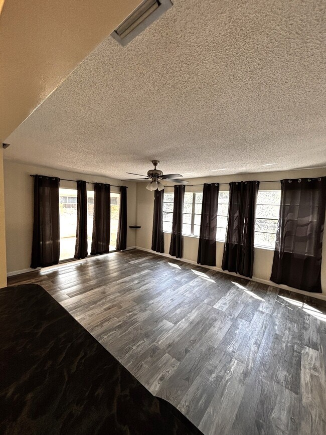 Building Photo - 1134 SE 3rd St