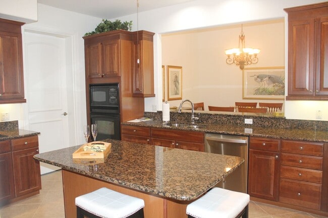 Building Photo - AVAILABLE May 1-2026 ...Spacious and Bright 3 bedroom-2.5 bath ground floor Condo in popular Hamm...