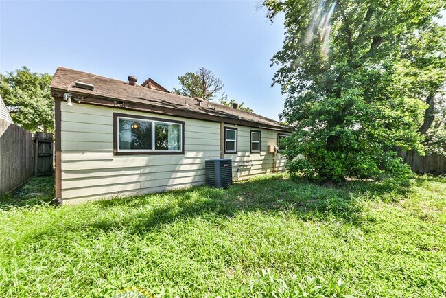Building Photo - 16031 Birch Vale Dr