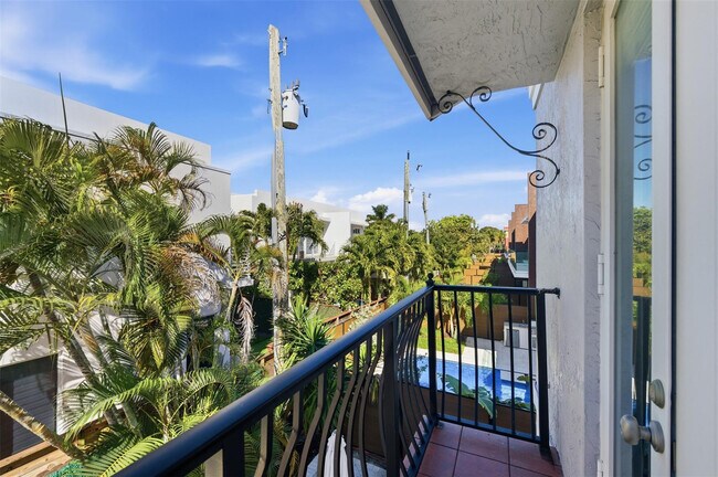 Building Photo - 2515 NE 18th St