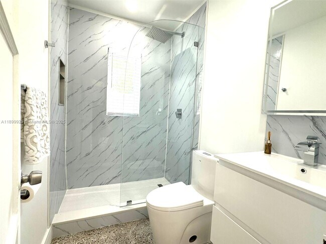 Building Photo - 401 SE 14th Ct