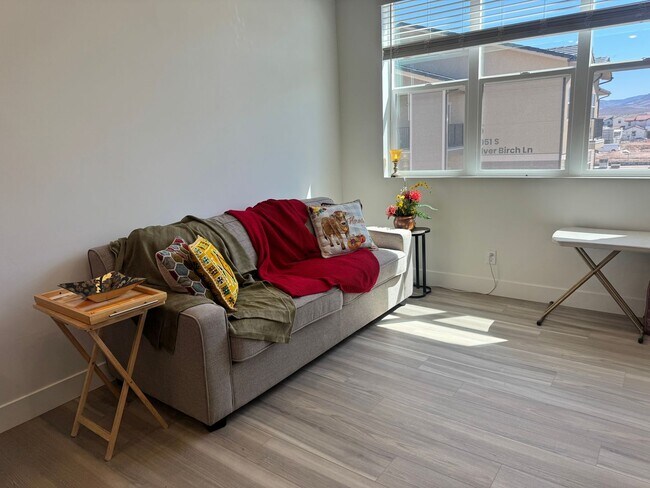 Building Photo - 3 Bed Condo In Desert Color!