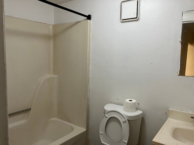 Building Photo - 1601 Bedell Ave