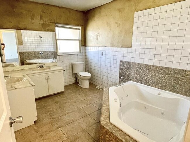 Building Photo - Spacious Taylorsville Home