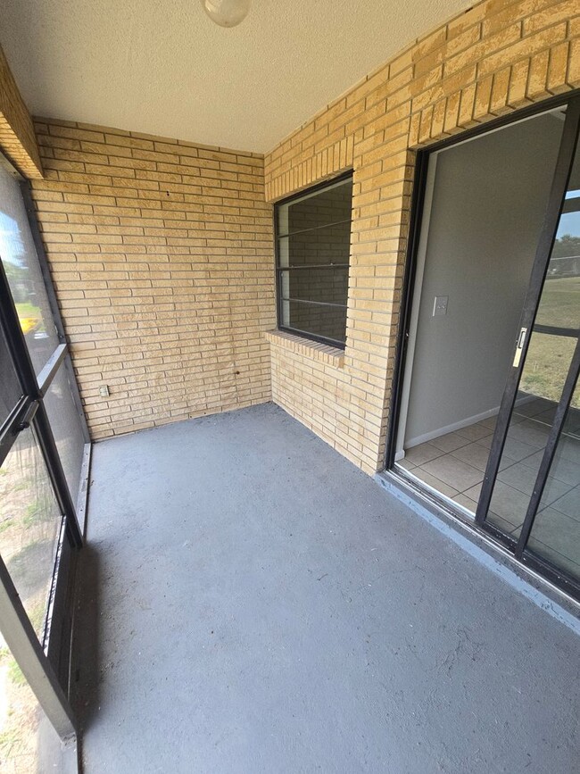 Building Photo - Updated 2 bed 1 bath end unit Condo