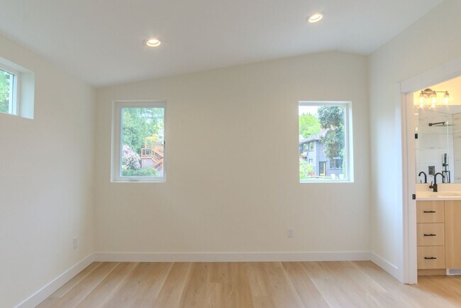 Building Photo - 2Bd/2.25Ba Seattle Home