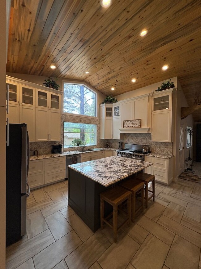 Building Photo - Gorgeous Furnished Country Club Rental