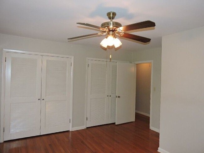 Building Photo - 3155 Lakeshore Dr