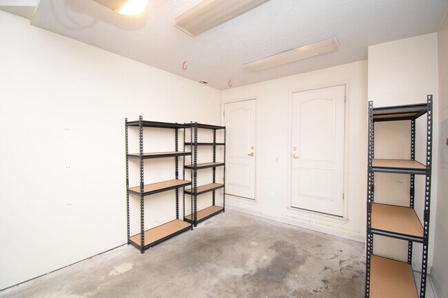 Building Photo - Quiet 2 Bed Millcreek Condo with Beautiful Mountain Views!