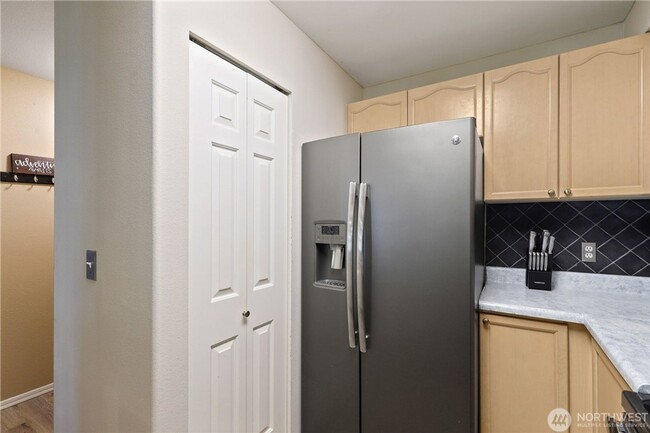 Building Photo - Charming 2-Bedroom Condo with Modern Touch...