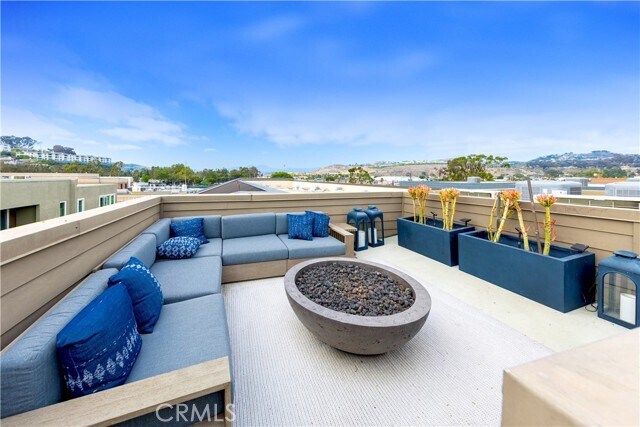 Building Photo - 983 Doheny Way