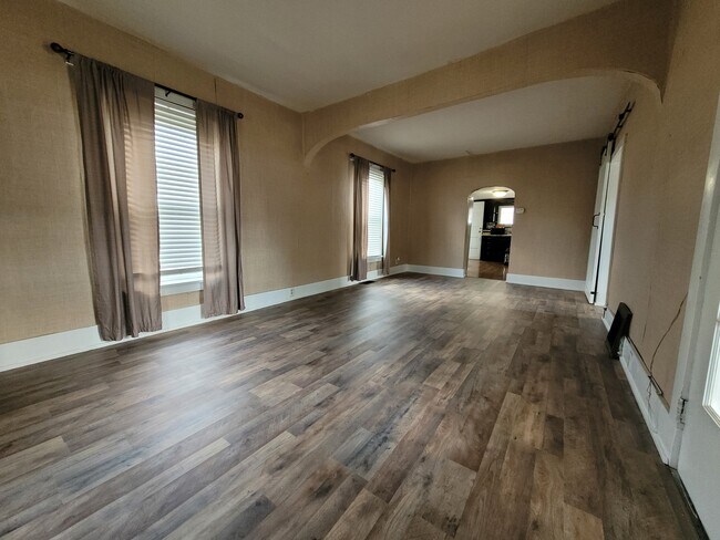 Building Photo - 347 Midland Ave