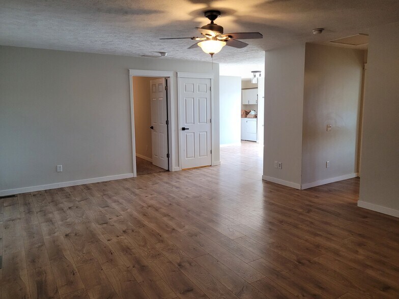 Building Photo - 6088 Pointview Ct