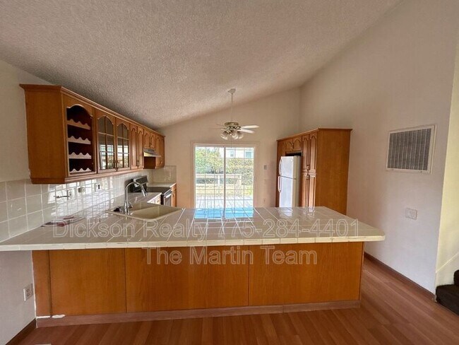 Building Photo - 306 E Quail St