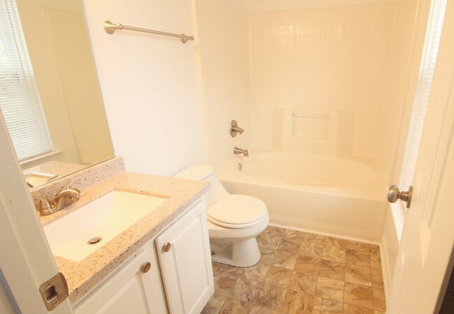 Building Photo - Great 3/2.5 East Durham Home with Fenced in Yard!