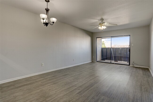 Building Photo - 3015 Walnut Bend Ln