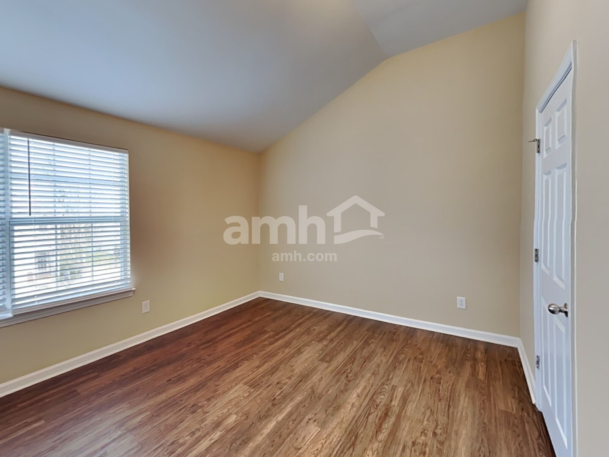 Building Photo - 118 Hidden Creek Dr