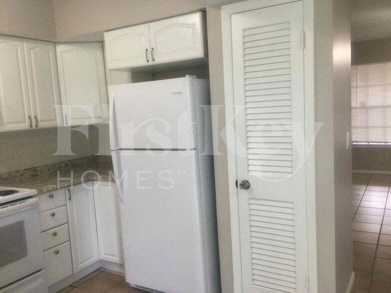 Building Photo - 202 SW Reynolds Ave