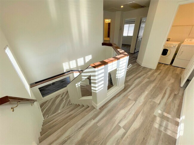 Building Photo - Two Oversized Rooms is what you looking for!