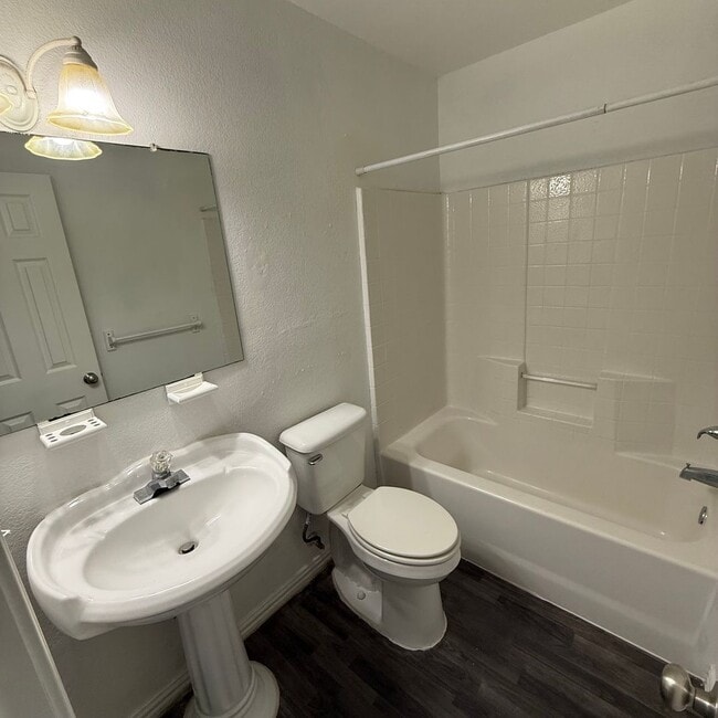 Building Photo - $500 Off 1st Full Month!* All Utilities In...