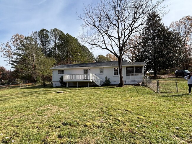 Building Photo - Cute ranch layout 3 bedroom 1 bath home in...